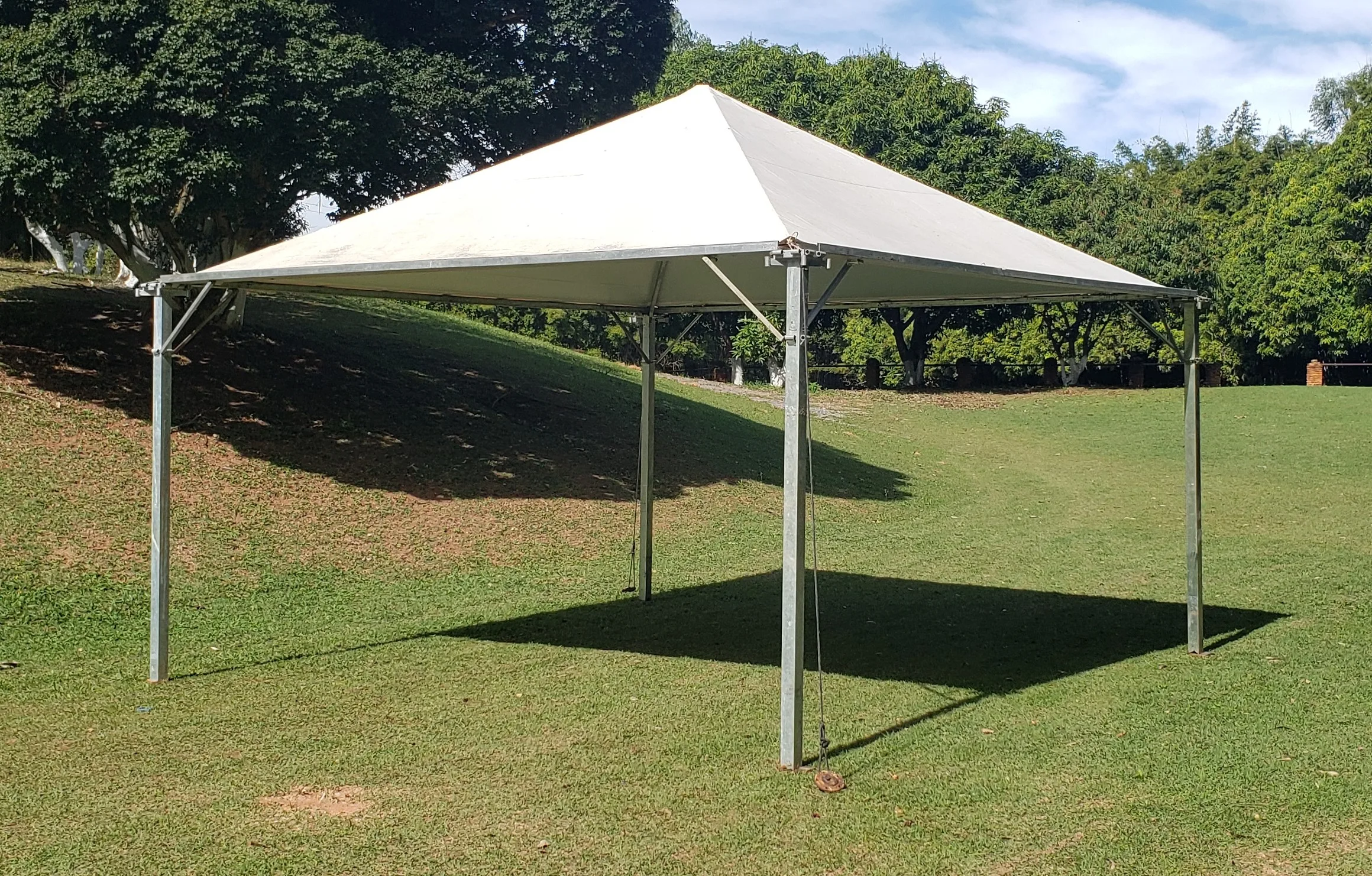 Tenda piramidal GS3 montada em área externa